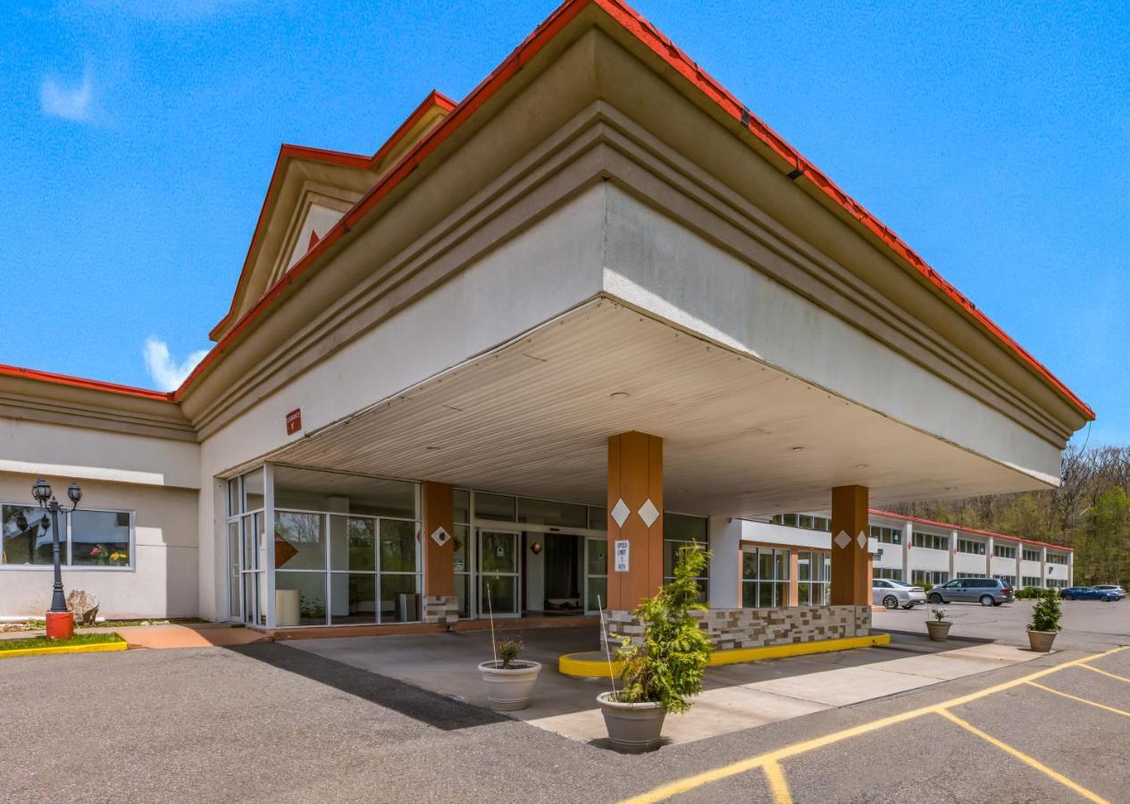 Red Carpet Inn & Suites Hazleton Bagian luar foto