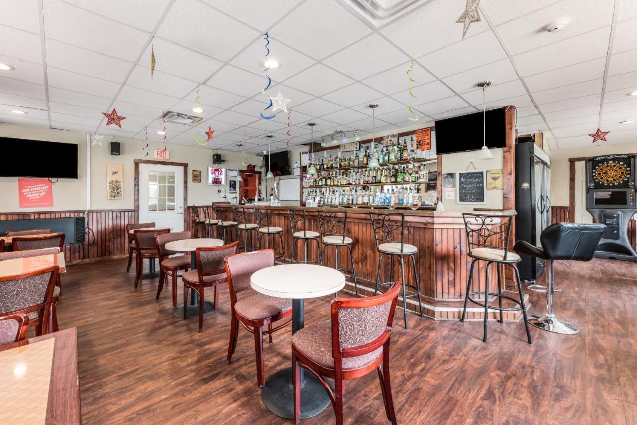 Red Carpet Inn & Suites Hazleton Bagian luar foto