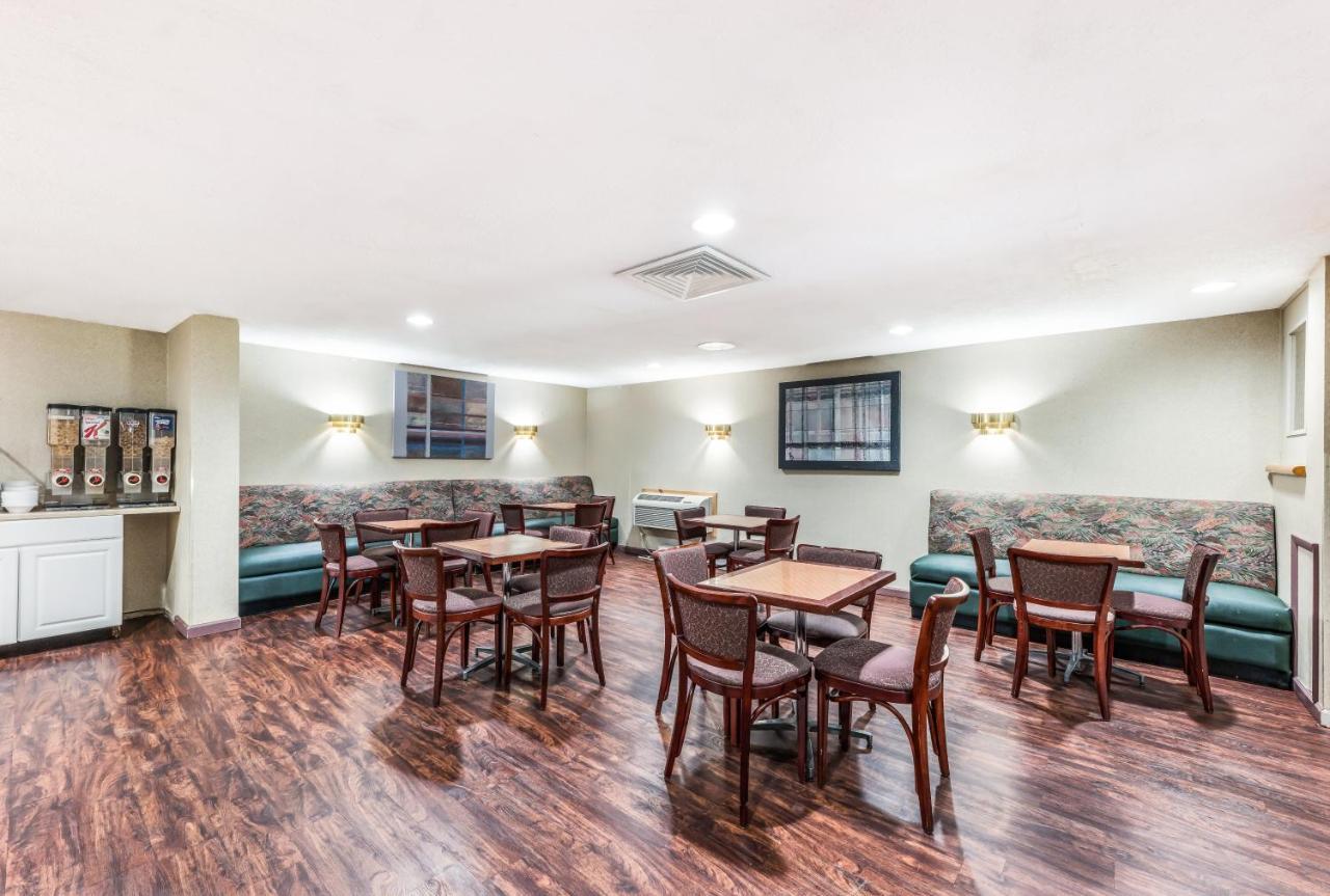 Red Carpet Inn & Suites Hazleton Bagian luar foto
