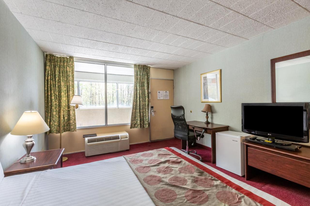 Red Carpet Inn & Suites Hazleton Bagian luar foto