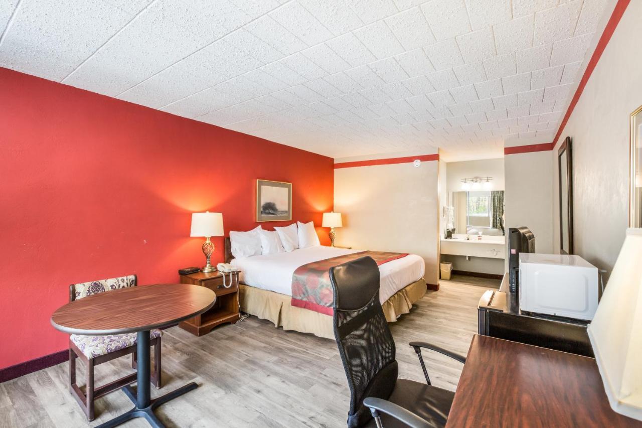 Red Carpet Inn & Suites Hazleton Bagian luar foto